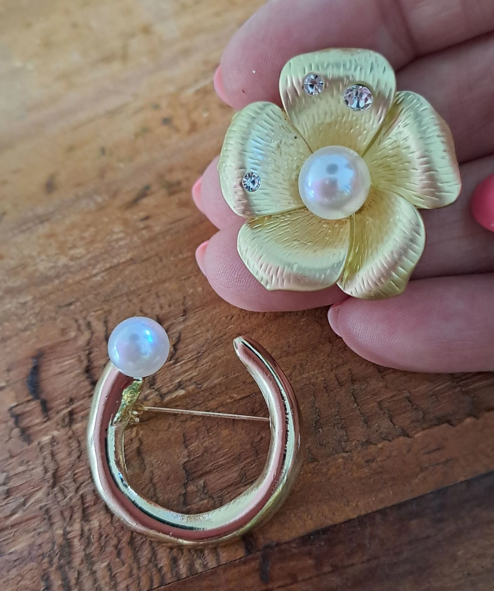 2 Trendy broches met imitatie parel